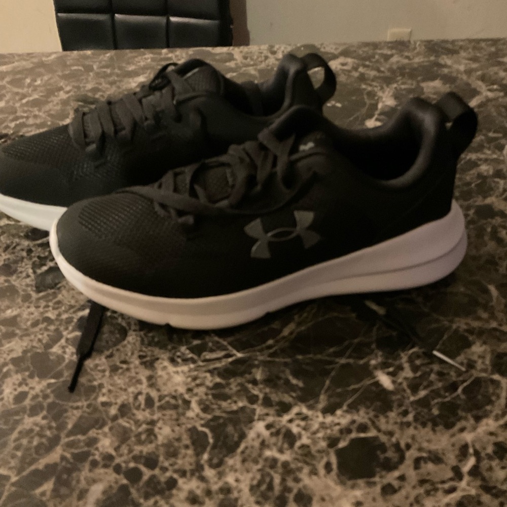 Brand New! Under Armour shoes Black and White size 6